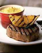 Бифштекс на гриле с печеной чечевицей