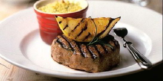 Бифштекс на гриле с печеной чечевицей