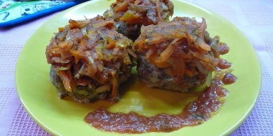 Биточки под соусом