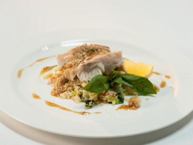 Рецепт филе трески с соусом и кускус со шпинатом