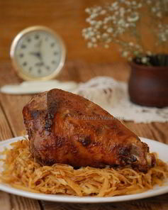 Голень индейки, запеченная в пряном маринаде