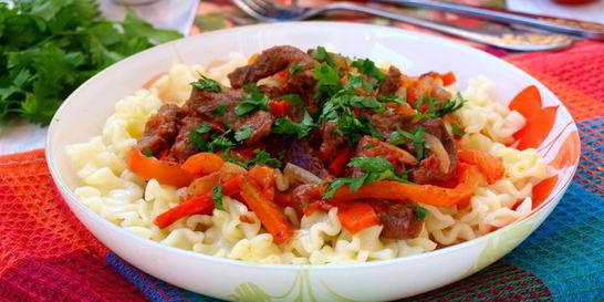 Говядина с овощами и томатами