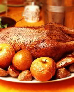 Гусь жареный с яблоками