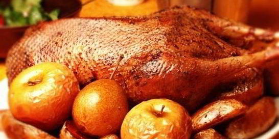 Гусь жареный с яблоками