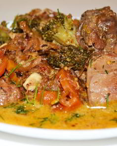 Кролик, тушенный в вине с овощами