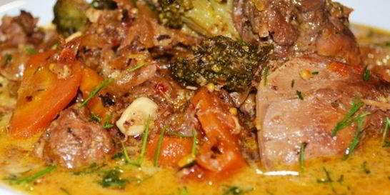 Кролик, тушенный в вине с овощами
