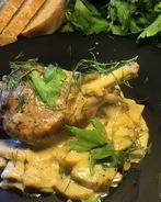 Куриные ножки с грибами в сметанном соусе