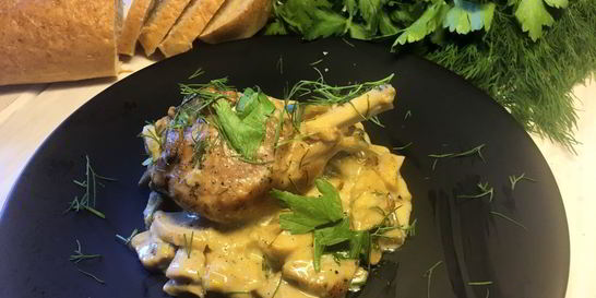 Куриные ножки с грибами в сметанном соусе