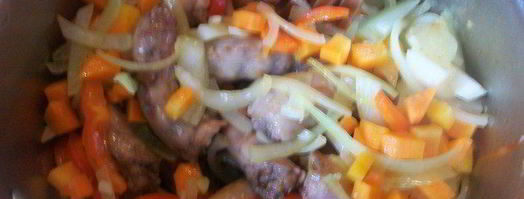 куриные шейки с овощами в сметанном соусе. Шаг 5