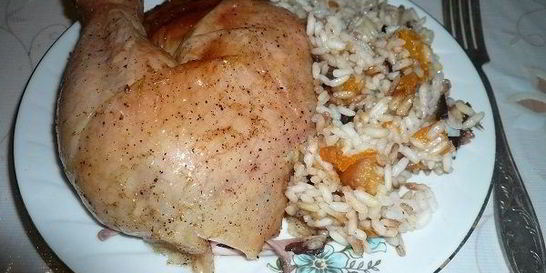Курица, фаршированная рисом и курагой