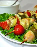 Курица на шпажках с овощами