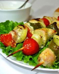 Курица на шпажках с овощами