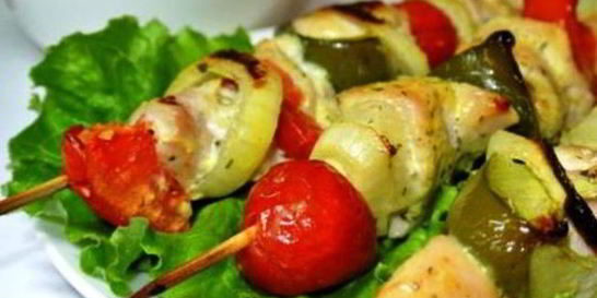 Курица на шпажках с овощами