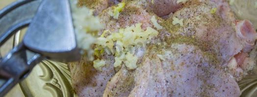 курица с чесноком в майонезе в духовке. Шаг 5