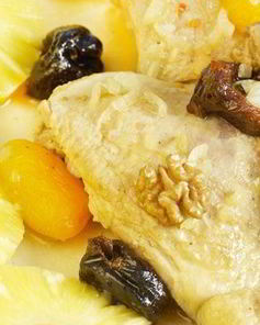 Курица, тушеная с сухофруктами