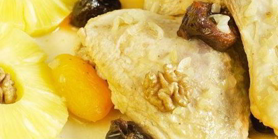 Курица, тушеная с сухофруктами