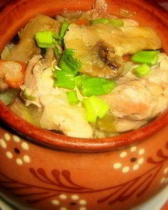 Курица в горшочке со сметаной