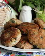 Мясные биточки с картофелем и черемшой