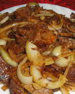 Мясо с луком на сковороде