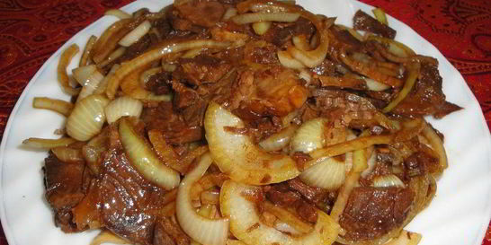 Мясо с луком на сковороде