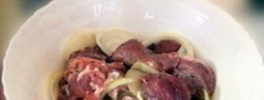 мясо с луком на сковороде. Шаг 3