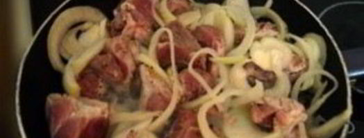 мясо с луком на сковороде. Шаг 4