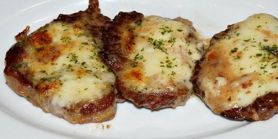 Нежная жаренная говядина с сыром