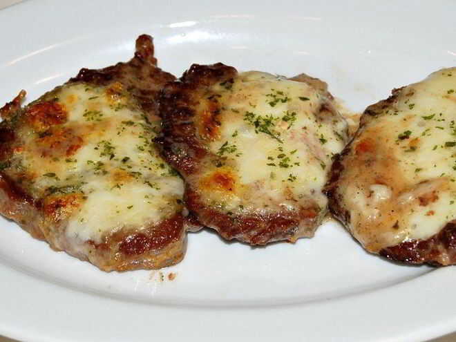 Рецепт нежной жаренной говядины с сыром