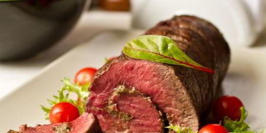 Ростбиф с песто из базилика и вяленых томатов