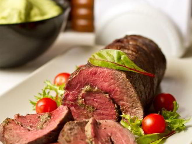 Рецепт ростбифа с песто из базилика и вяленых томатов
