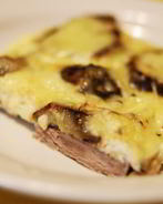 Свинина с баклажанами, запеченные в омлете