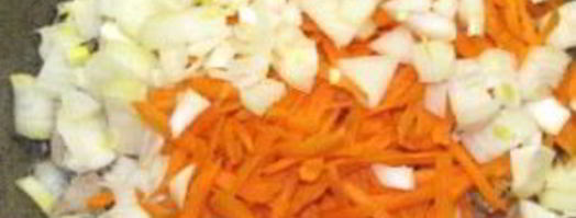 свинина с луком и морковью. Шаг 2