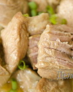 Свинина тушеная с луком