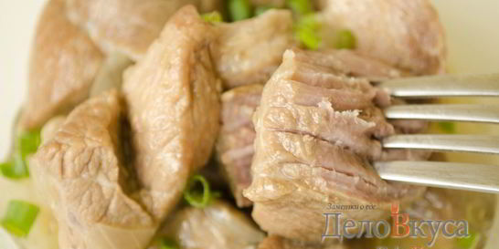 Свинина тушеная с луком