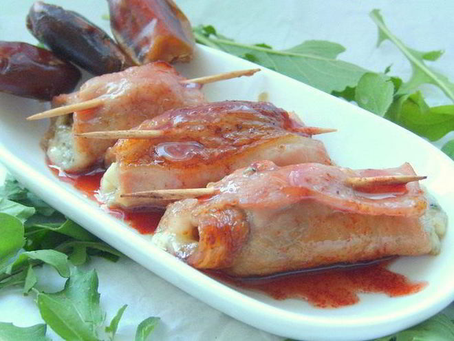 Рецепт свиных рулетиков с фаршированными финиками