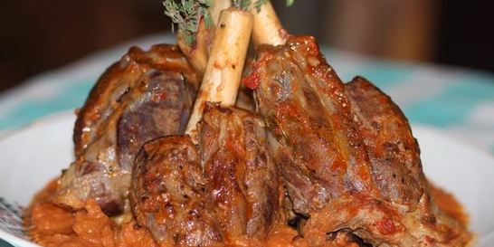 Томленые бараньи голяшки с овощным соусом