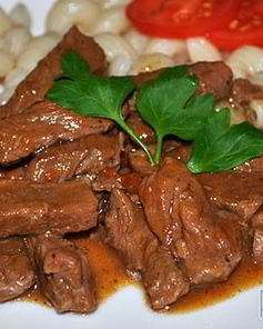 Тушеная говядина в пикантном соусе