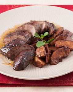 Утка в медовой карамели с яблоками