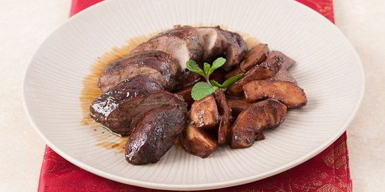 Утка в медовой карамели с яблоками