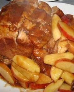 Запеченная свинина с яблочным соусом