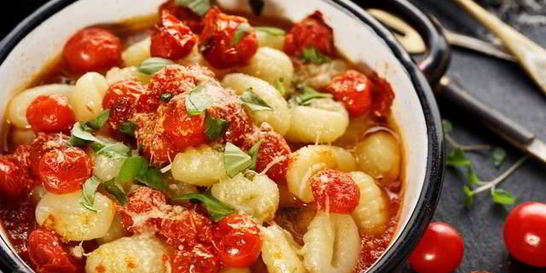 Ньокки с помидорами, баклажанами конфи и козьим сыром