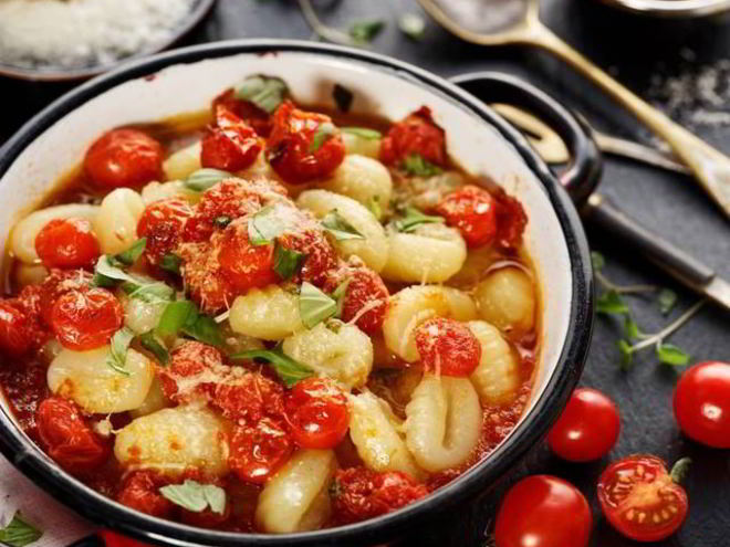 Рецепт ньокков с помидорами, баклажанами конфи и козьим сыром