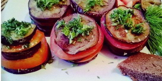 Баклажаны с помидорами и чесноком