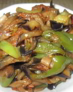 Баклажаны, жаренные с перцем и помидорами