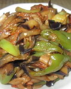 Баклажаны, жаренные с перцем и помидорами