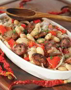 Белая фасоль, запеченная с красным перцем и острыми колбасками