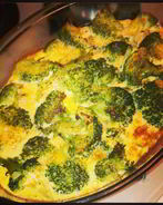 Брокколи, запеченная в духовке, с яйцами и травами