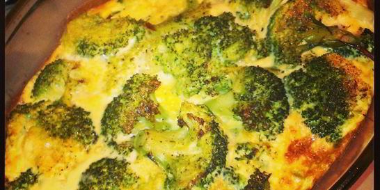 Брокколи, запеченная в духовке, с яйцами и травами