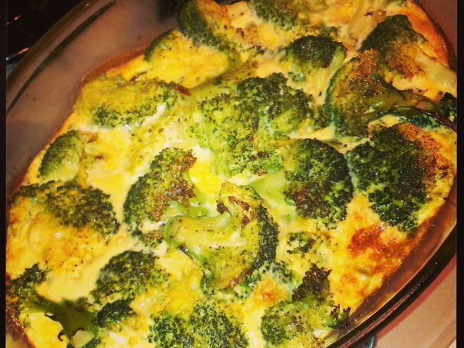 Рецепт брокколи, запеченной в духовке, с яйцами и травами