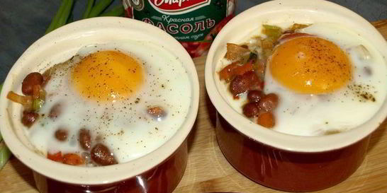 Фасоль с овощами и яйцом